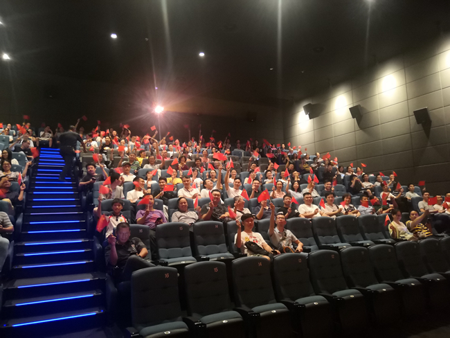 房建集团员工集体观影《我和我的祖国》